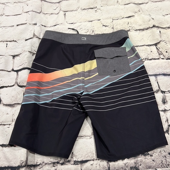 Quicksilver Men’s Highline Board Shorts Size 30 - Picture 9 of 13